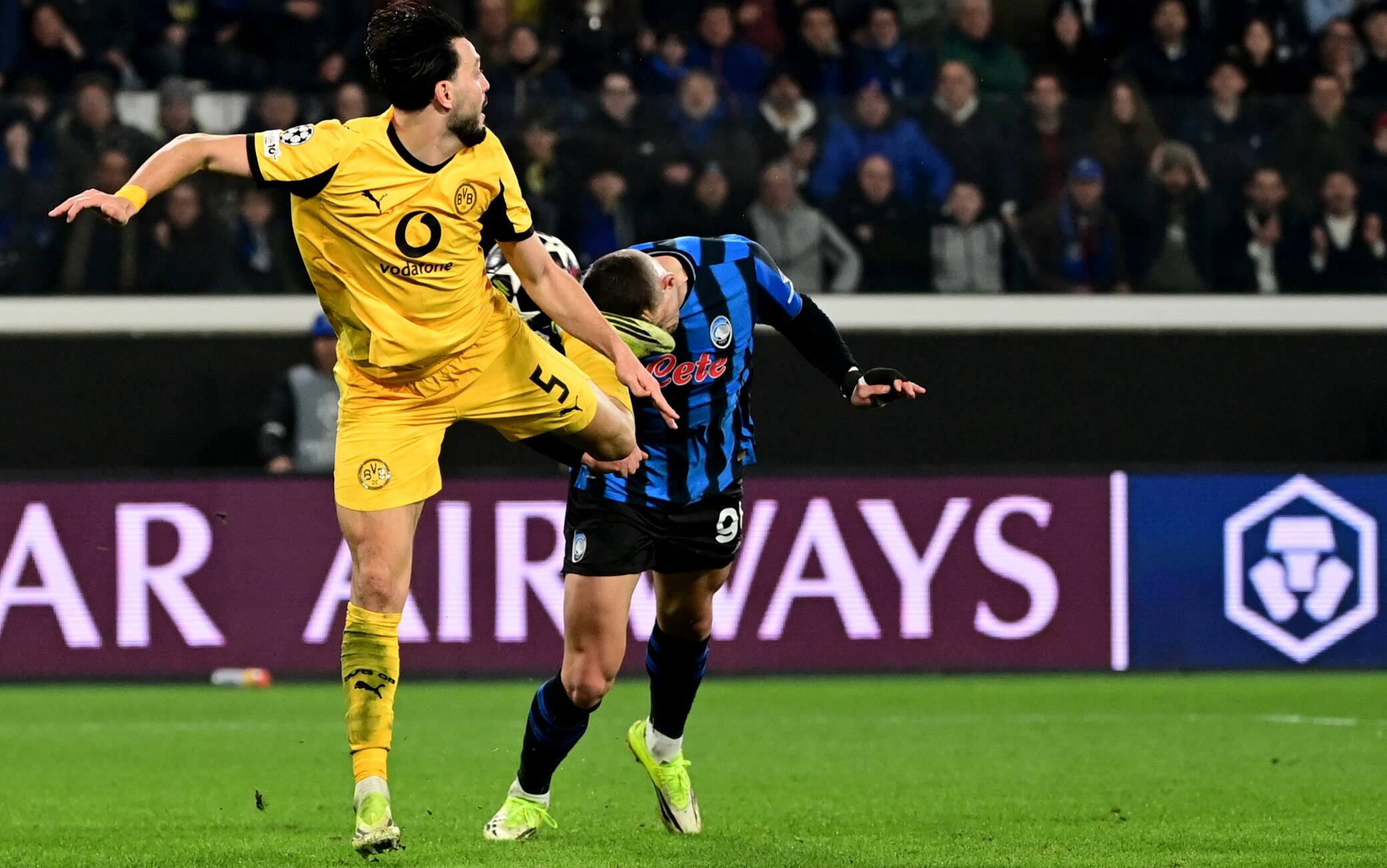 Krstovic-Bensebaini, calcio sul volto e rigore in Atalanta-Borussia Dortmund. FOTO