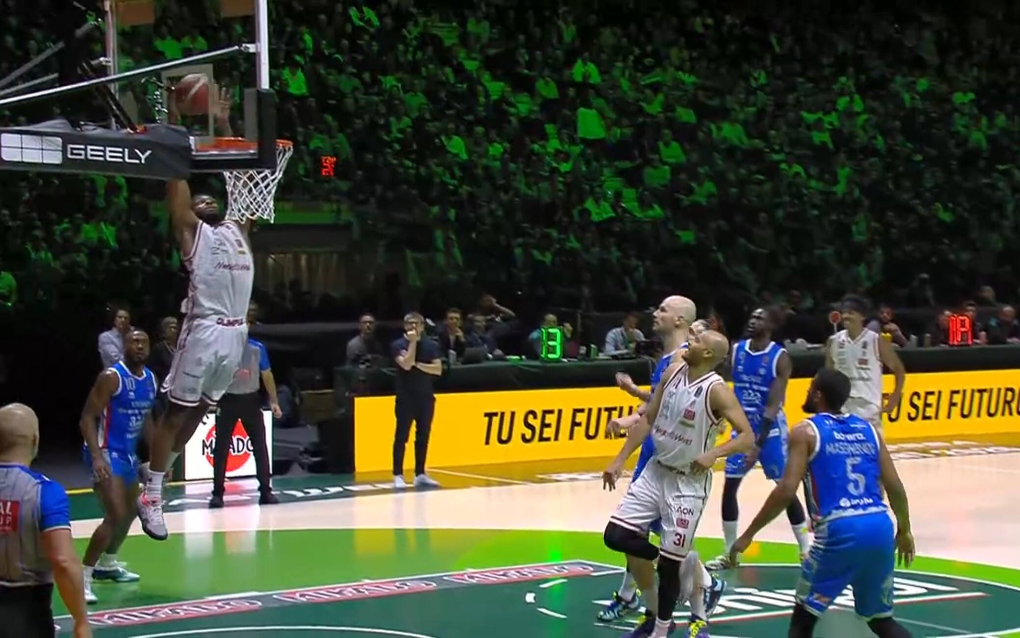 Coppa Italia, Showtime Milano! Nebo schiaccia sull'alley-oop di Shields. VIDEO