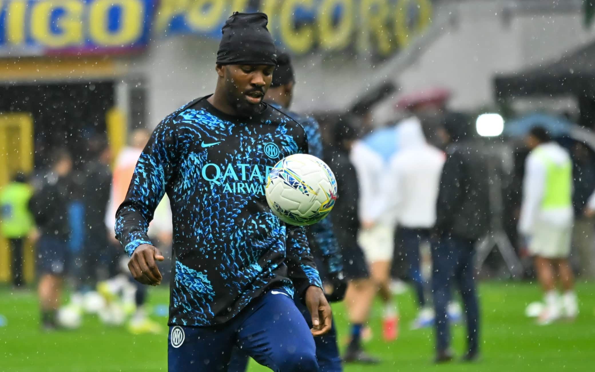 Piove a San Siro, il clima milanese oggi è freddo.