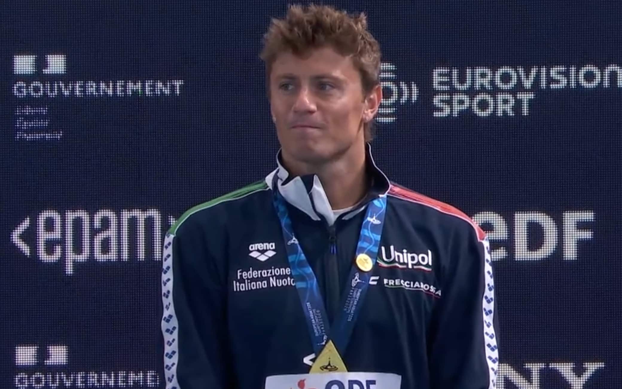 Martinenghi si commuove durante l'inno agli Europei di nuoto dopo l'oro nei 100 ran