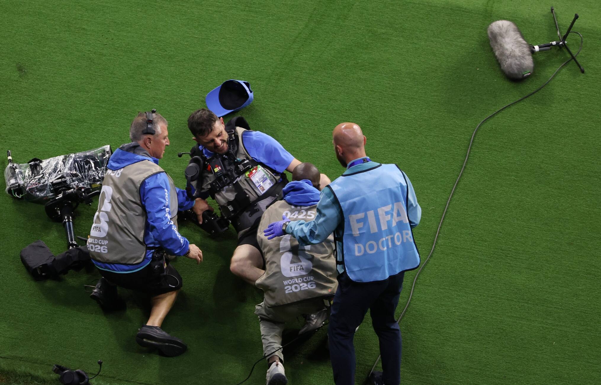 Mondiali, Khusanov travolge il cameramen in Uzbekistan-Colombia e poi... viene ammonito!