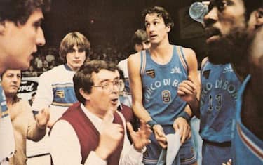 Bianchini durante un time out della Virtus Roma nella stagione 1982-83