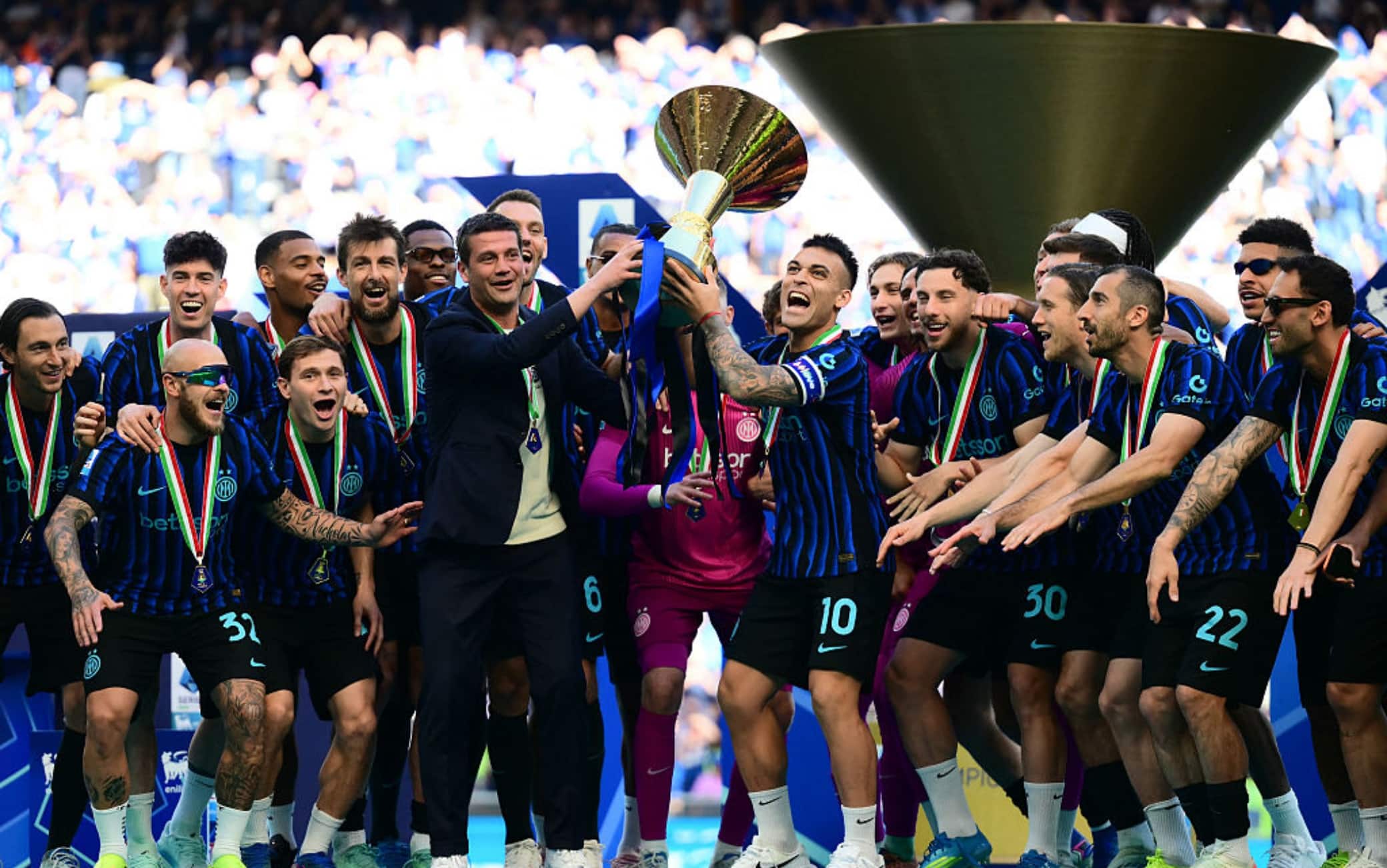 Inter, la festa scudetto in campo e le foto della premiazione