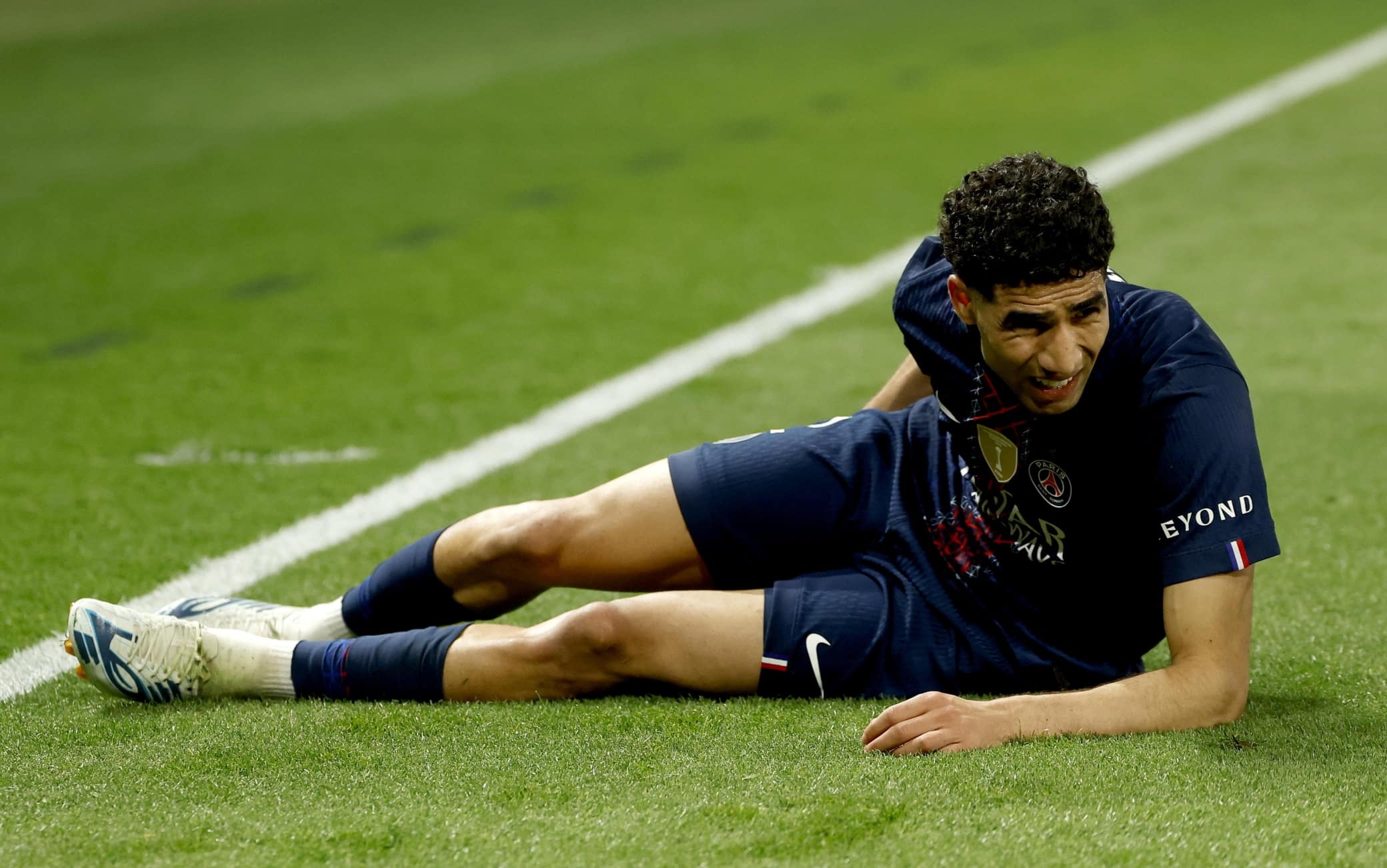 Psg, infortunio alla coscia per Hakimi: salterà il ritorno con il Bayern Monaco