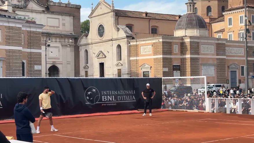 Djokovic e Tsitsipas si allenano a Piazza del Popolo