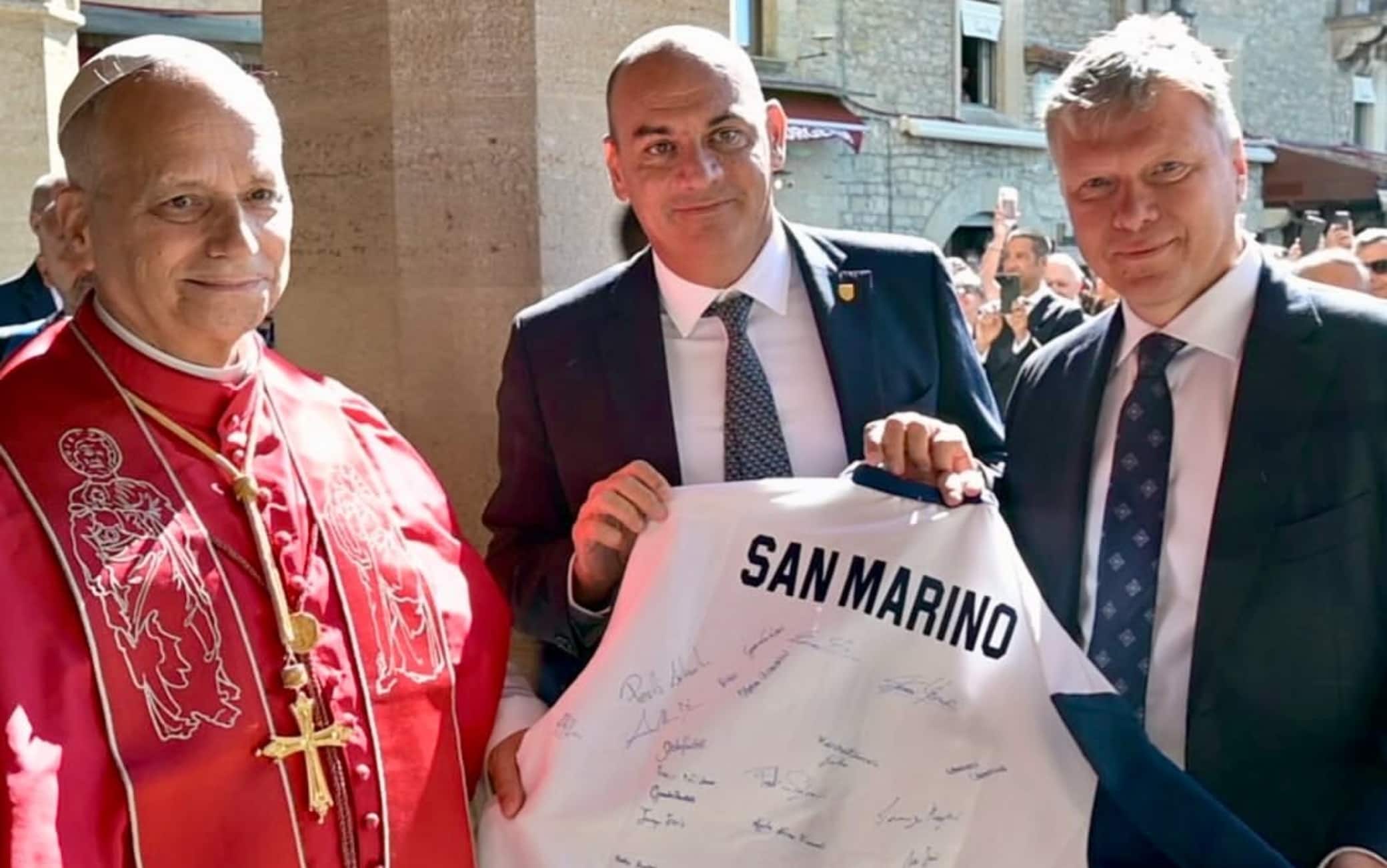 Il Papa a San Marino, in dono la maglia della squadra impegnata a Taranto 2026