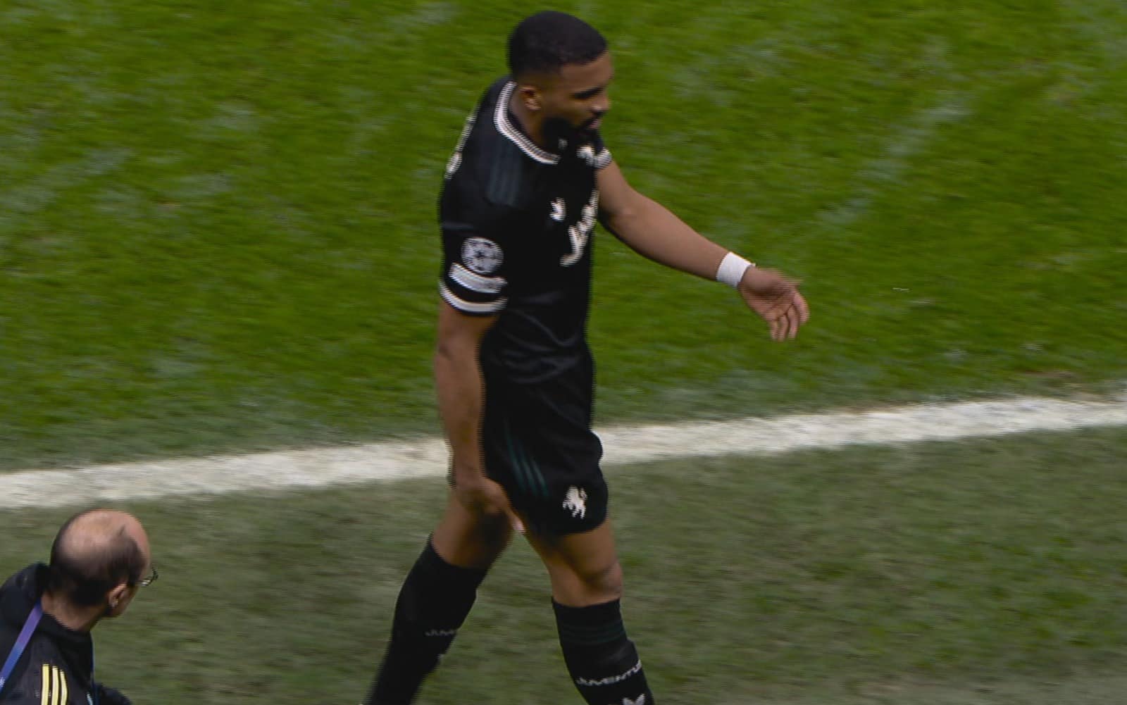 إصابة بريمر في مباراة يوفنتوس ضد غلطة سراي وخروجه في الدقيقة 34