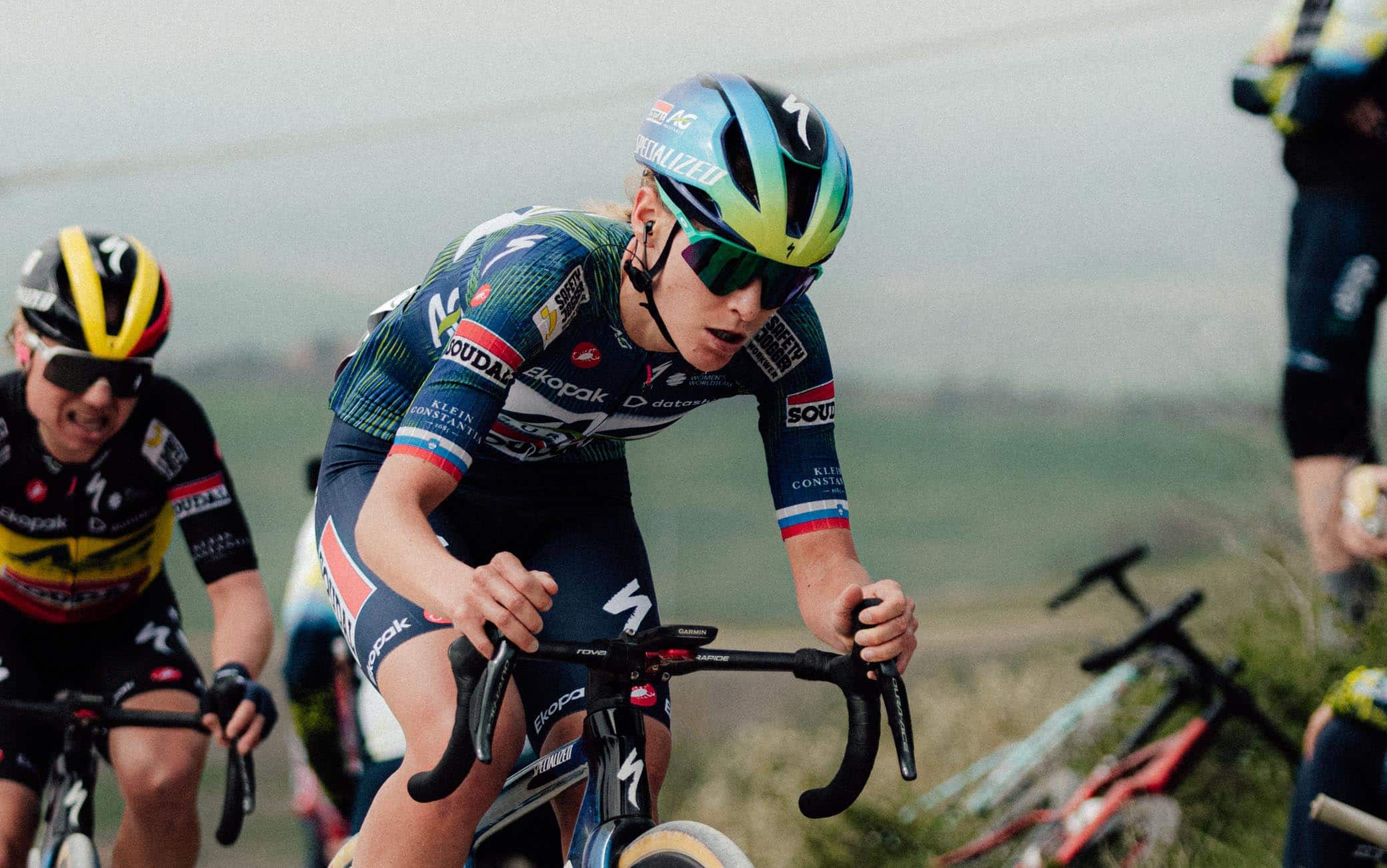 Urska Zigart, caduta per la fidanzata di Pogacar al Giro di Svizzera femminile. VIDEO