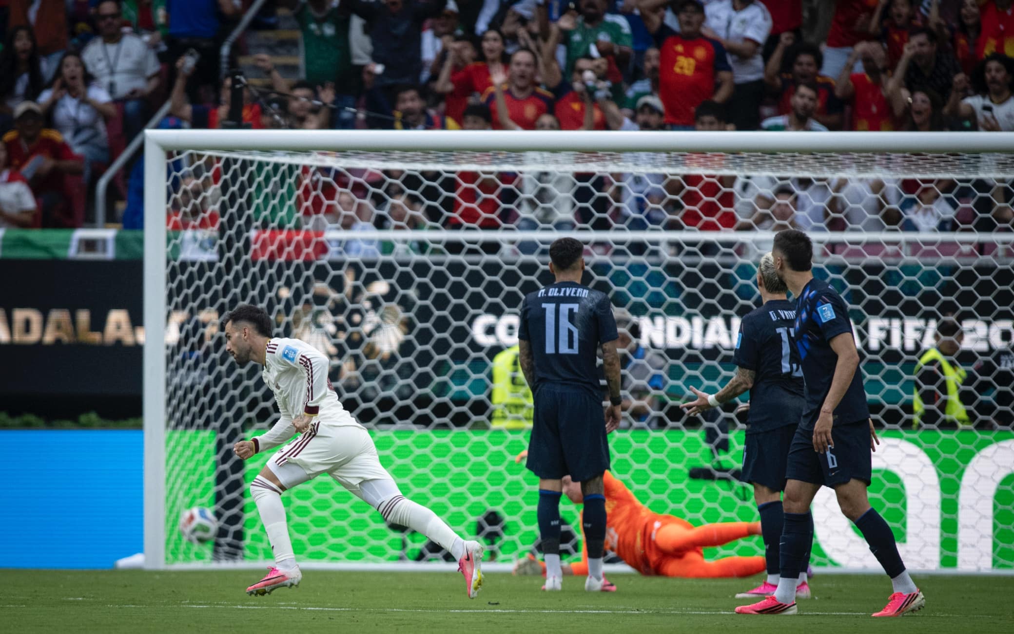 La papera di Muslera nell'ultima dell'Uruguay contro la Spagna: Baena tira, lui para, poi la palla rimbalza lentamente in rete…