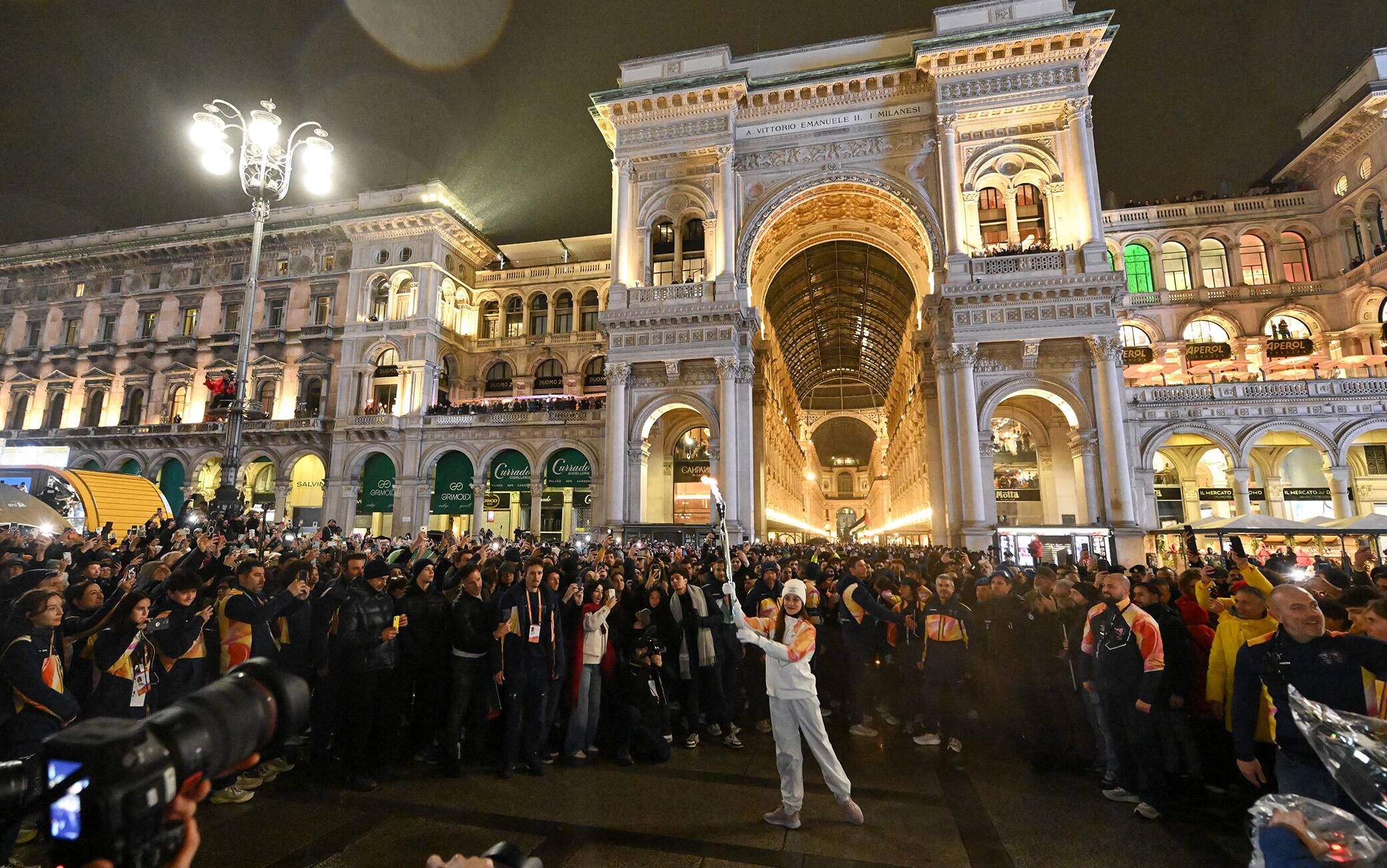 Milano-Cortina 2026. la Fiamma olimpica illumina il Duomo: l'accensione del braciere. FOTO