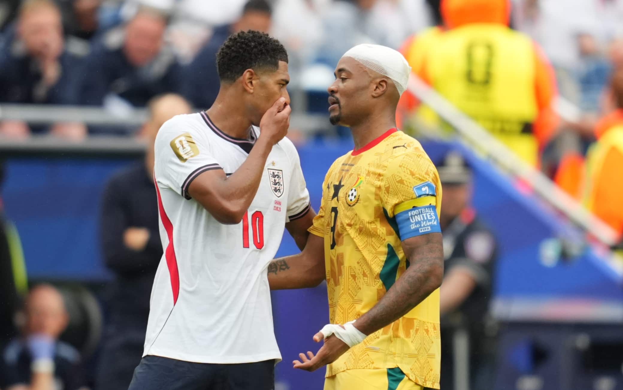 Bellingham si copre la bocca con Ayew ai Mondiali: perché non è stato espulso