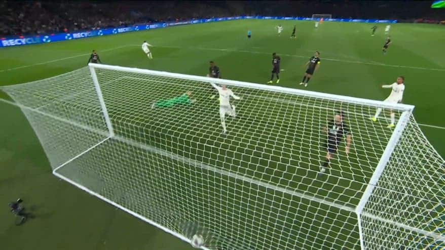 Malo Gusto buca Safonov: palla sotto il guantone e gol
