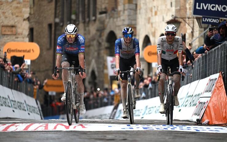 Tirreno-Adriatico 2026, Van der Poel vince la 2^ tappa. Del Toro nuovo leader