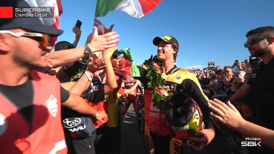 Bulega campione Superbike: la festa sul podio a Cremona