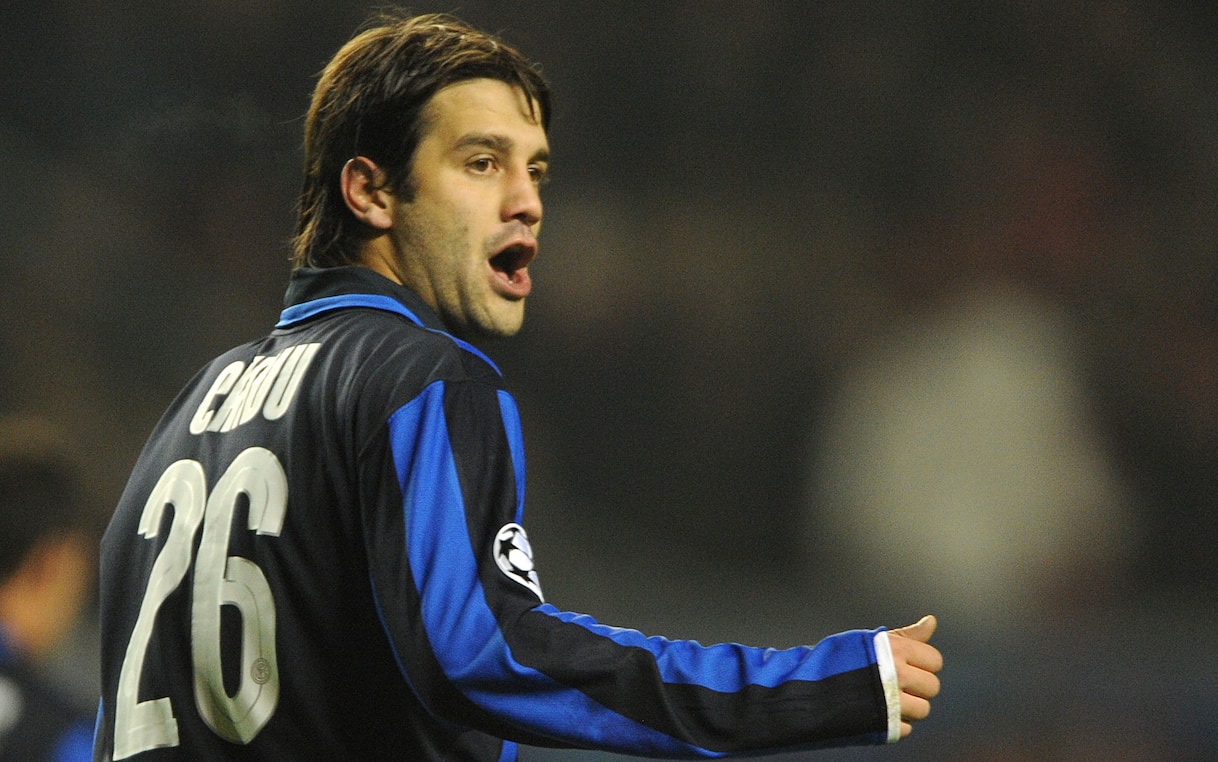 https://sport.sky.it/assets/images/8ac4a74231f8676e8cca13be1331a5a6dd446232/skysport/it/calcio/serie-a/2026/01/01/chivu-inter-maglia-numero-26/chivu_inter_getty.jpg?im=Resize,width=1218