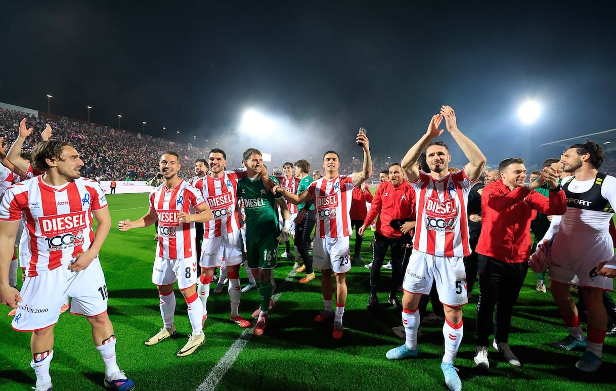 Giocatori del Vicenza festeggiano la promozione in Serie B sul campo