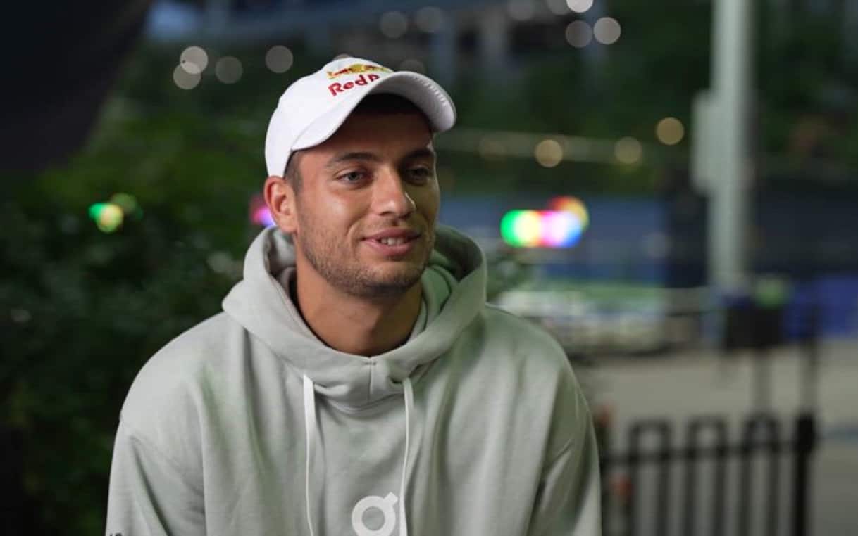 https://sport.sky.it/assets/images/8b1e6ffc7825778d0fce098a232b0768ceb71c19/skysport/it/tennis/video/2026/09/04/cobolli-us-open-intervista-video-1121864/screen_cobolli_1.jpg?im=Resize,width=1218