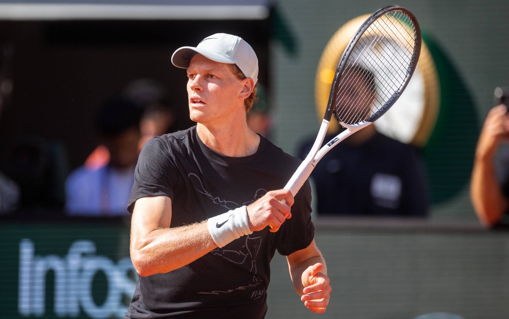 Sinner, primo allenamento al Roland Garros. FOTO
