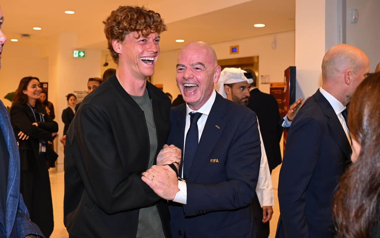 https://sport.sky.it/assets/images/8b4613d31e3ad727062ca5b25b86886a79fc8f46/skysport/it/tennis/2025/12/20/sinner-infantino-coppa-intercontinentale/sinner_infantino_fifa.jpg?im=Resize,width=1218