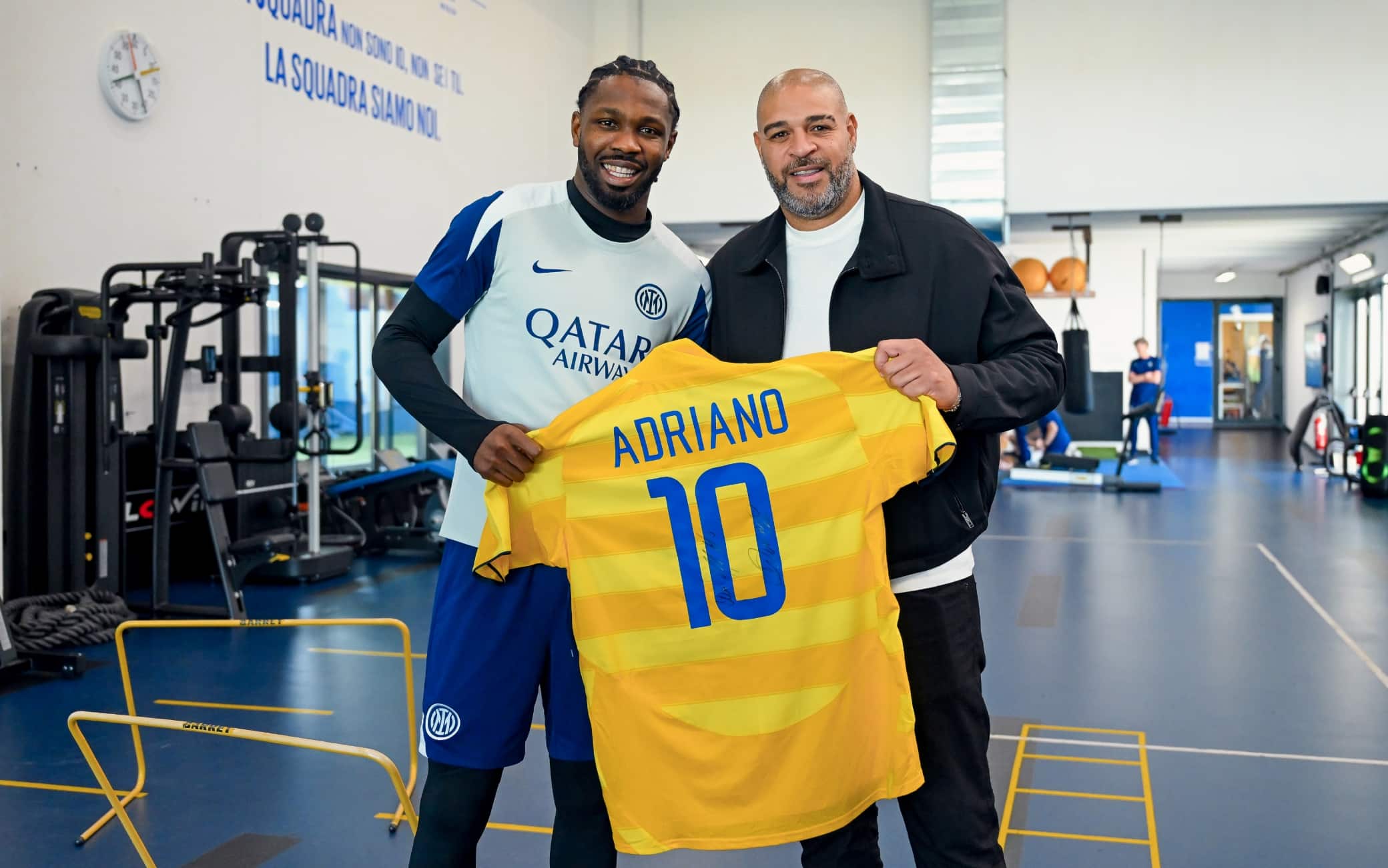 Inter, Thuram incontra il suo idolo Adriano: abbracci ed autografi ad Appiano Gentile
