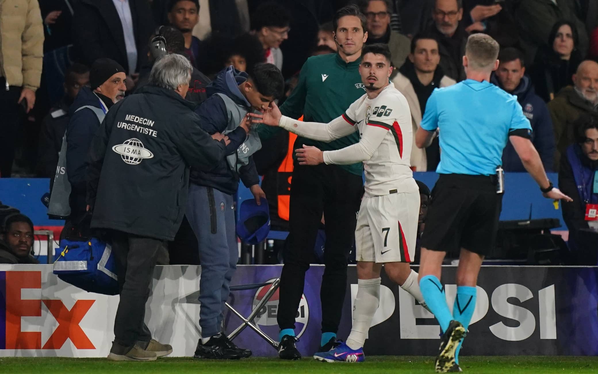 Pedro Neto, niente squalifica dopo spinta raccattapalle in Psg-Chelsea: la decisione Uefa