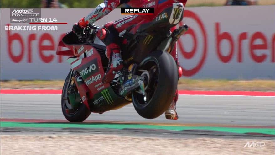 Bagnaia, si alza il posteriore della Ducati ad Aragon