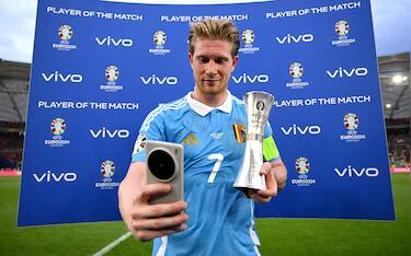 STUTTGART, GERMANY - JUNE 26: Kevin De Bruyne of Belgium takes a selfie on a vivo mobile phone with the Vivo Player of the Match award after the UEFA EURO 2024 group stage match between Ukraine and Belgium at Stuttgart Arena on June 26, 2024 in Stuttgart, Germany. (Photo by Chris Ricco - UEFA/UEFA via Getty Images)