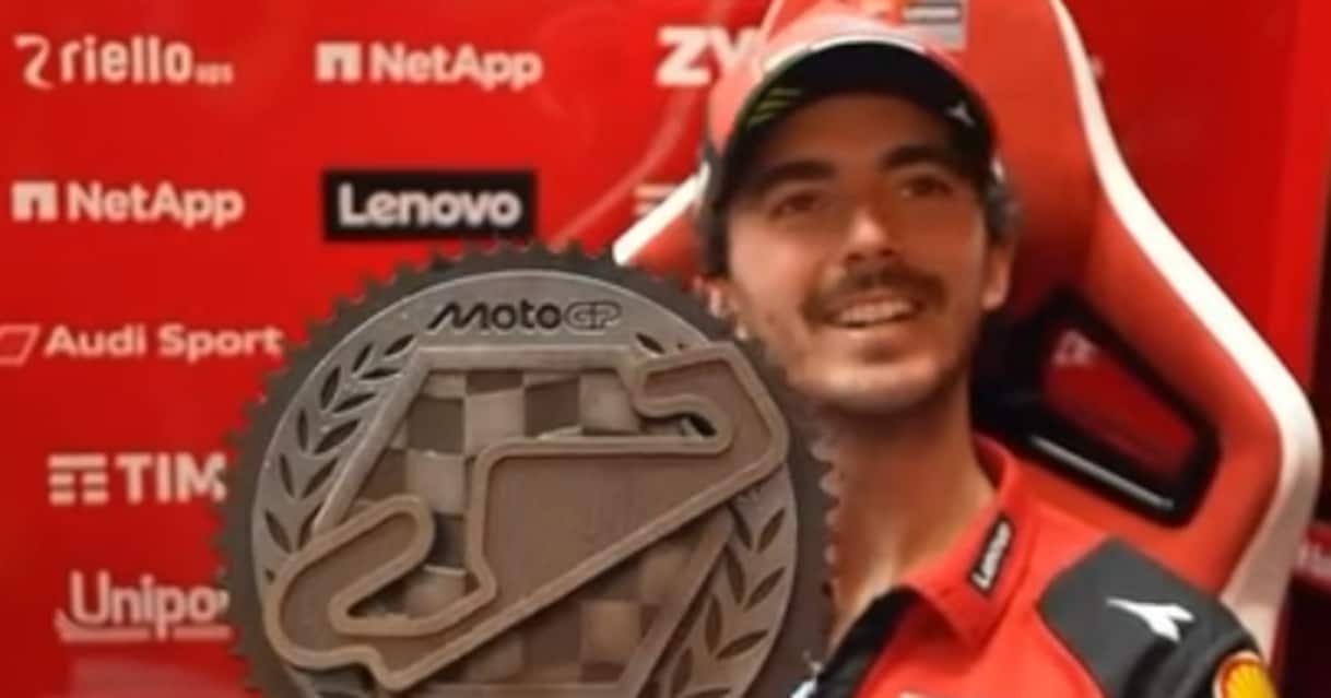 https://sport.sky.it/assets/images/8d417b178619b4ece44455f7fec20db130d622e9/skysport/it/motori/motogp/video/2026/05/17/bagnaia-podio-gp-barcellona-penalita-mir-consegna-trofeo-1098755/bagnaia_trofeo_coppa_og_ok.jpg?im=Resize,width=1218