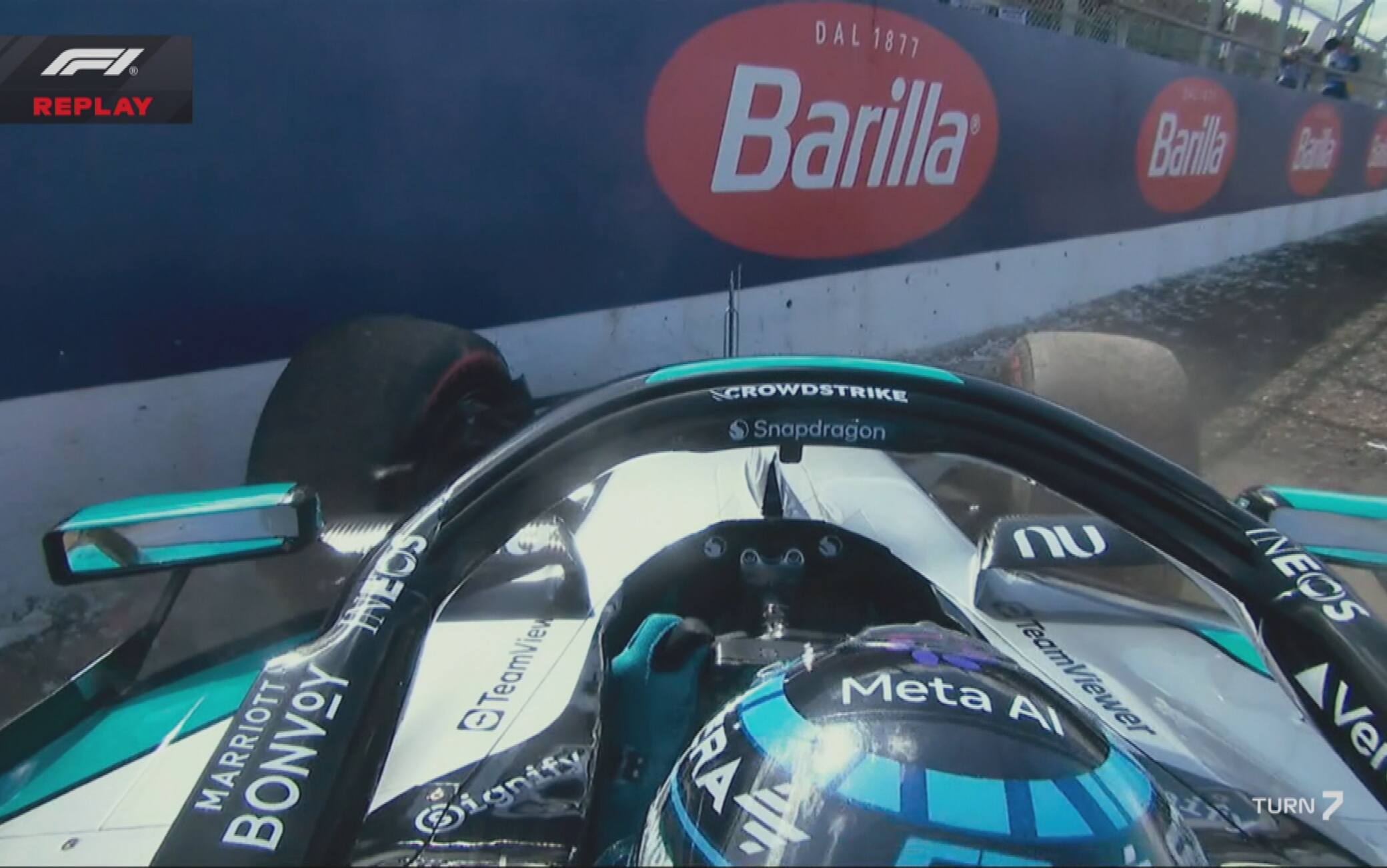Russell, escursione in ghiaia e a muro nel Q1 a Silverstone. FOTO