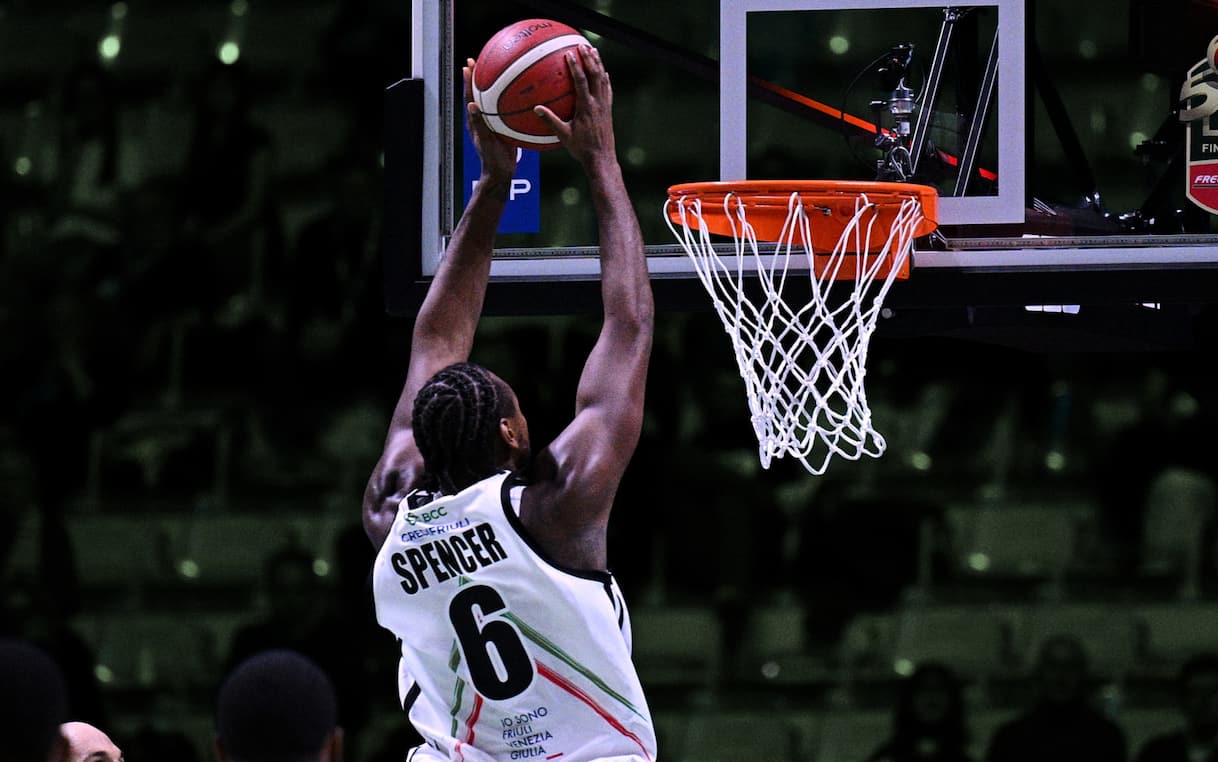 https://sport.sky.it/assets/images/8d9fa77456813ef565ddae12257d27bbbe6eb52d/skysport/it/basket/video/2026/02/18/final-eight-assist-dietro-testa-schiacciata-spencer-1075503/spencer_ciamillo_castoria.jpg?im=Resize,width=1218