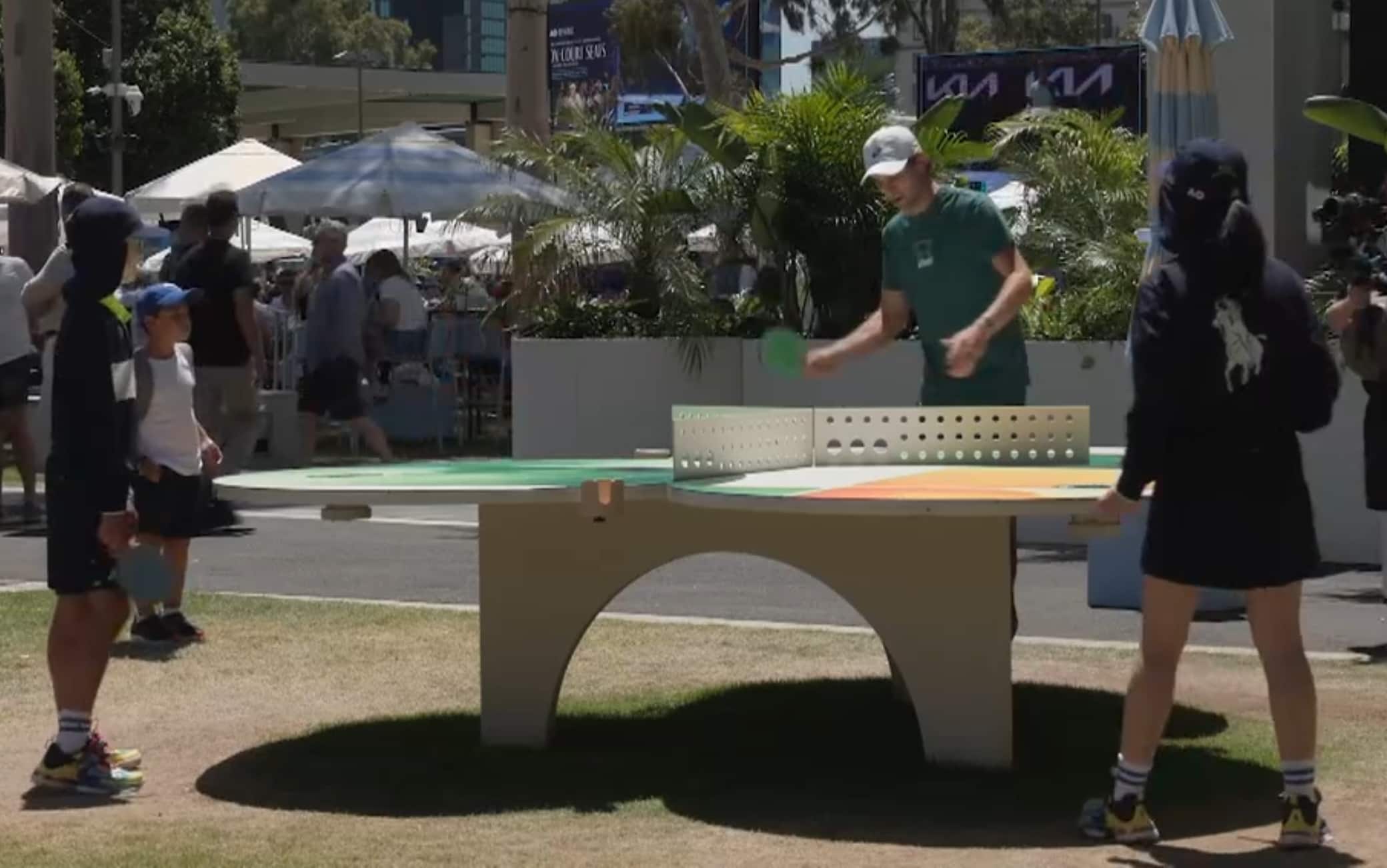 Australian Open, Spizzirri show a ping pong coi raccattapalle prima di Sinner