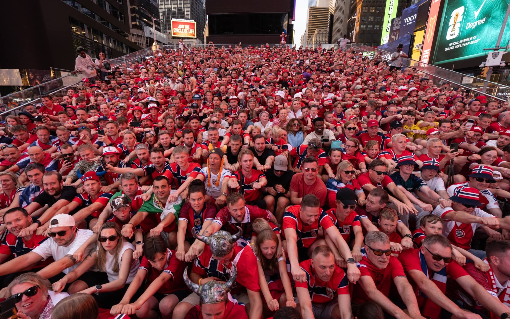 Mondiali, i tifosi della Norvegia invadono Times Squadre con la Viking Row