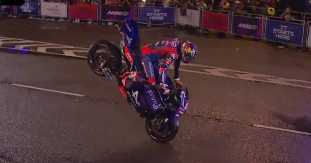 https://sport.sky.it/assets/images/8e022928618e267345499934e81ce3995e7f6913/skysport/it/motori/motogp/video/2026/02/07/motogp-presentazione-toprak-razgatlioglu-miller-gara-stoppie-1072547/stoppie_toprak_verticale_og.jpg?im=Resize,width=1218