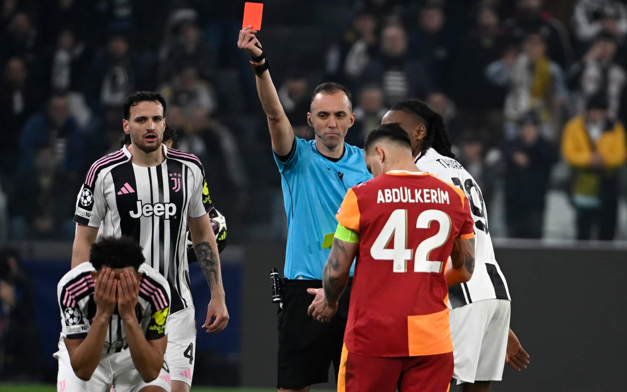 Juventus-Galatasaray, l'espulsione di Kelly nel secondo tempo. Video