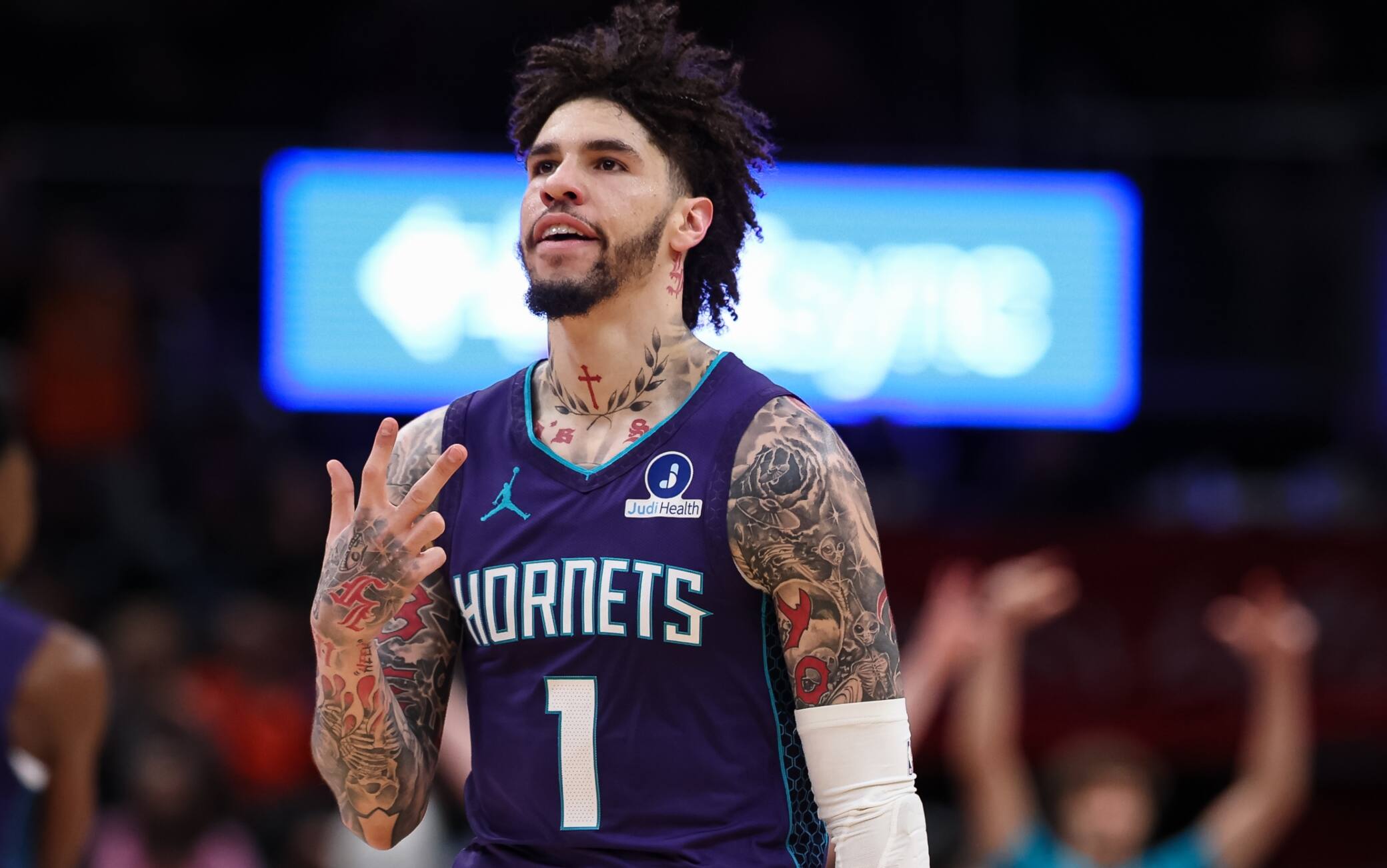 NBA, LaMelo Ball si abbatte su Washington: 37 punti e 10 triple, record pareggiato. VIDEO