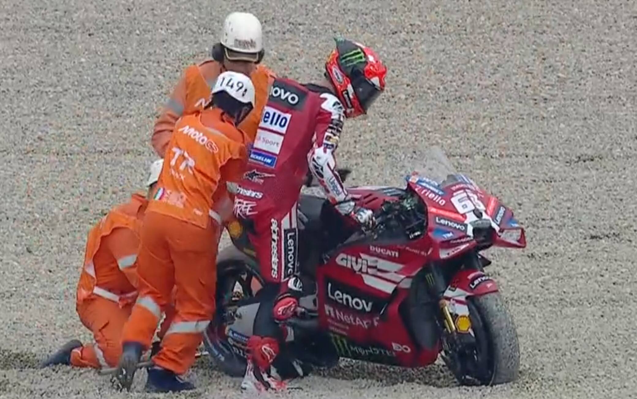 Bagnaia s'insabbia alla San Donato: lungo e moto ko nelle prove libere del Mugello