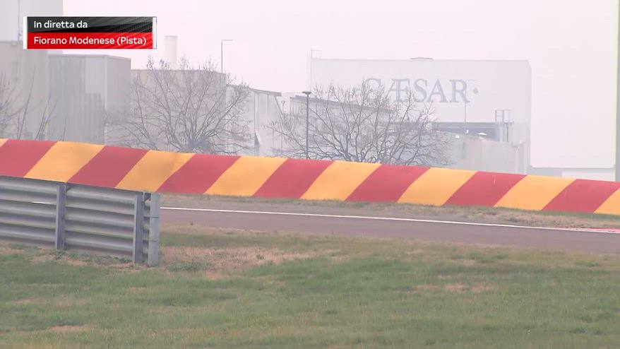 Ferrari, l'emozione al passaggio di Hamilton con la SF-26