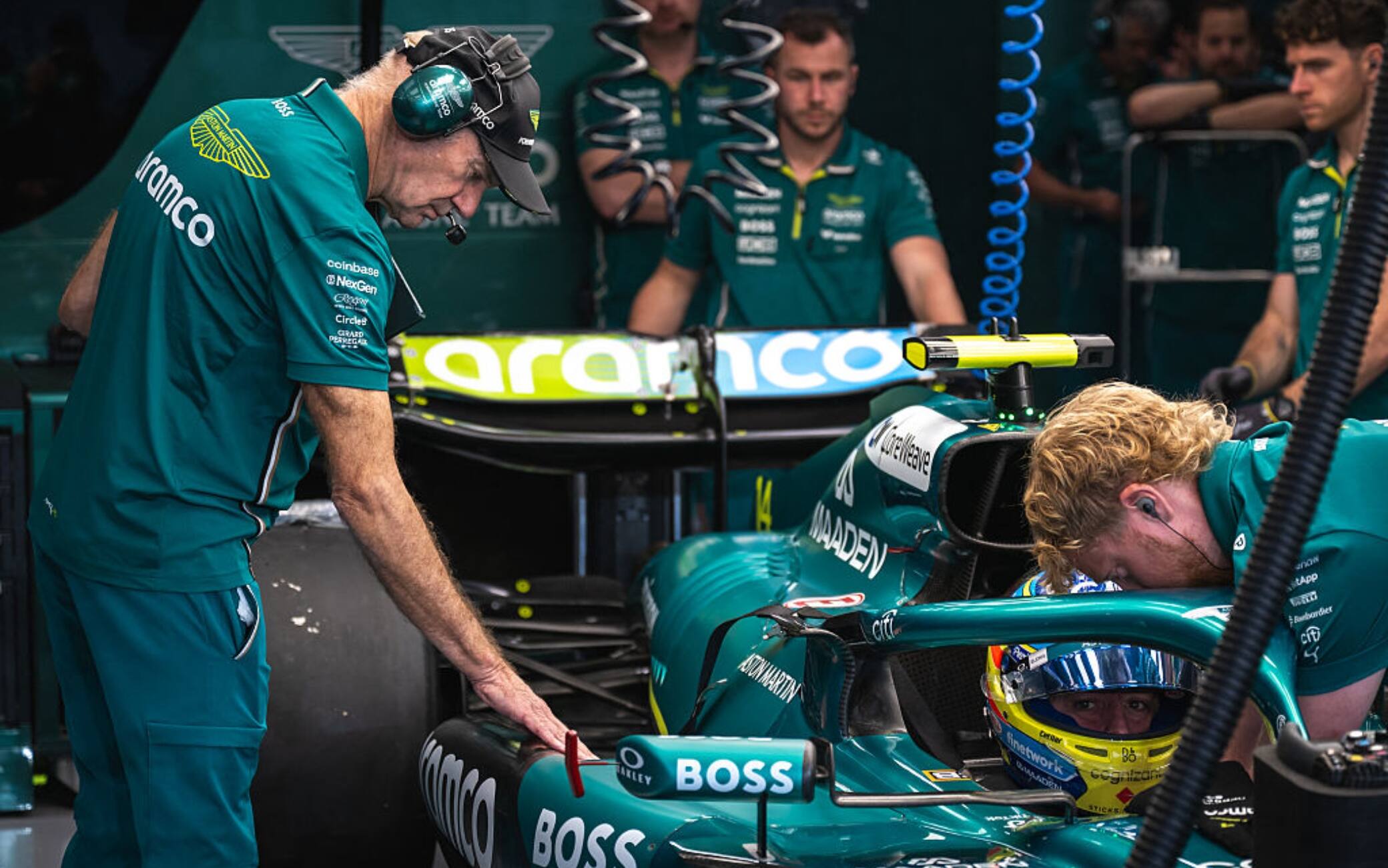 Vibrazioni Aston Martin, Newey: "Secondo Alonso si rischiano danni permanenti alle mani"