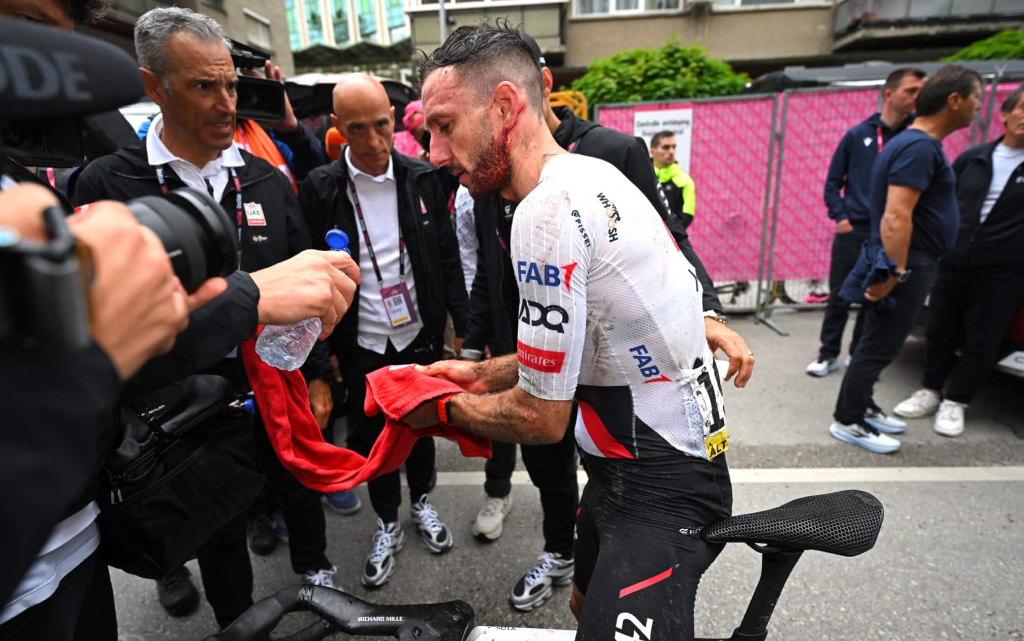 Giro d'Italia, tappa 2: maxi-caduta e tre ritiri illustri. Yates arrivato a 12 minuti