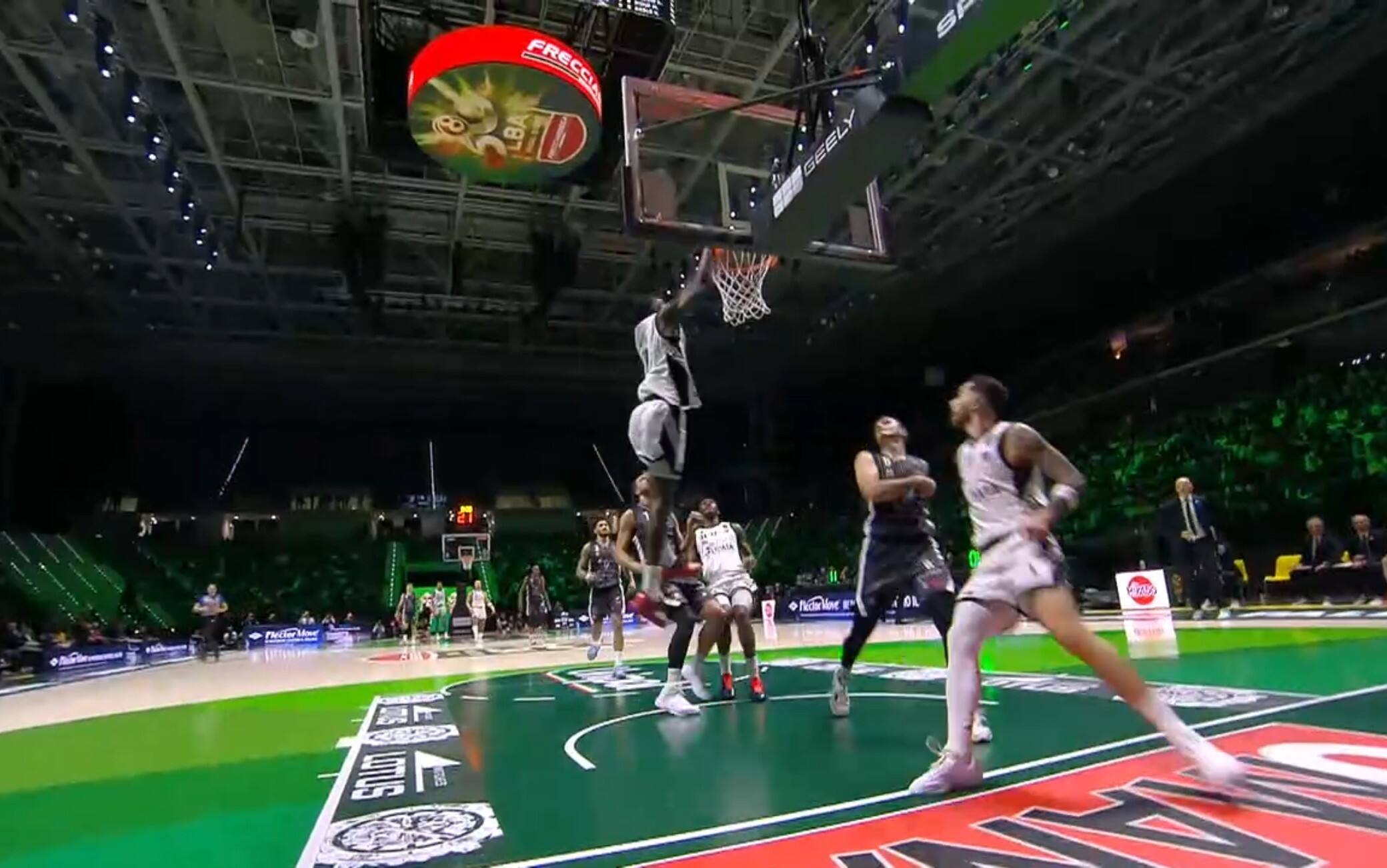 Coppa Italia, Niang schiaccia al volo sul cioccolatino di Vildoza. VIDEO