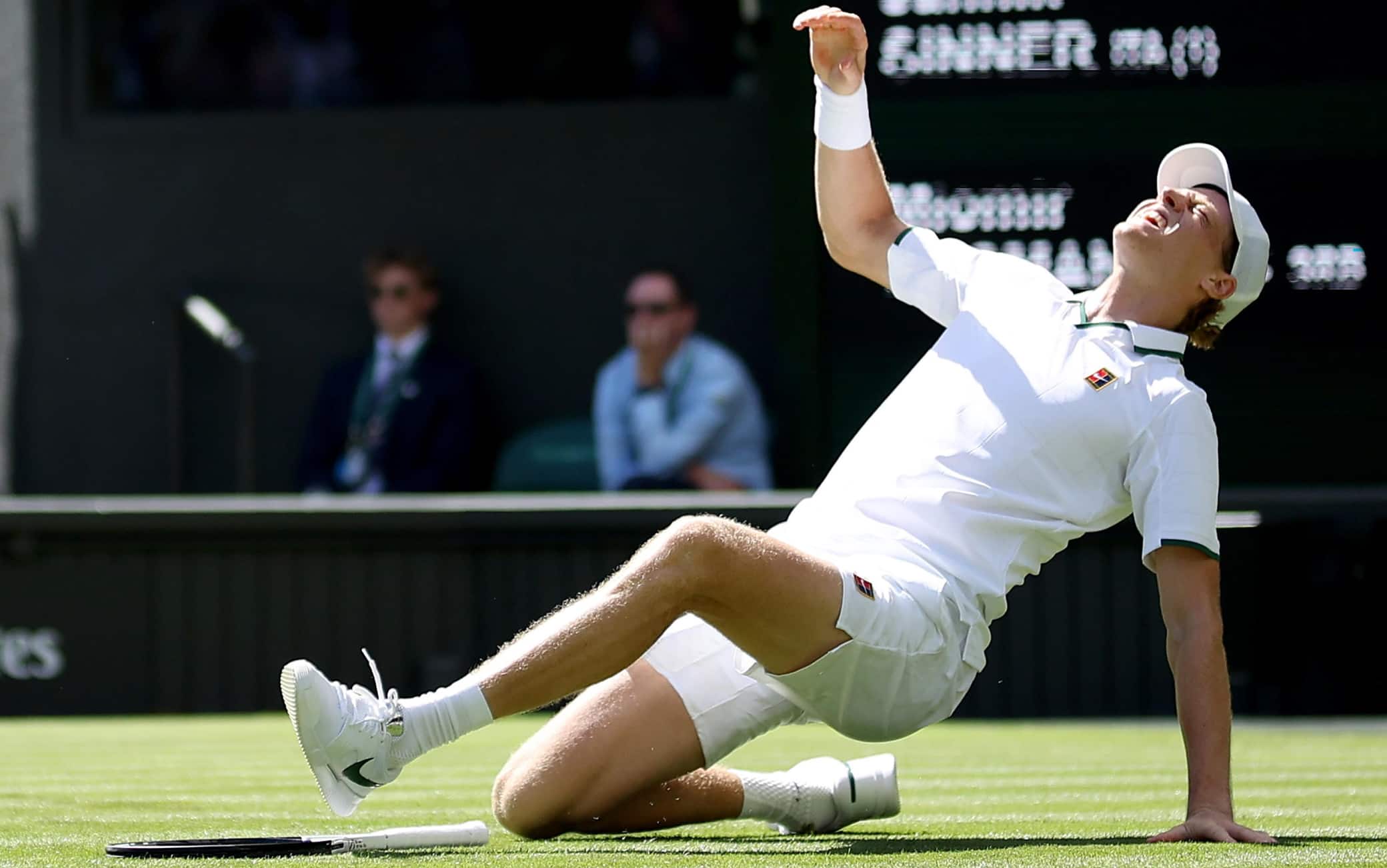 Sinner, brutta caduta con Kecmanovic nel 1° turno di Wimbledon. VIDEO