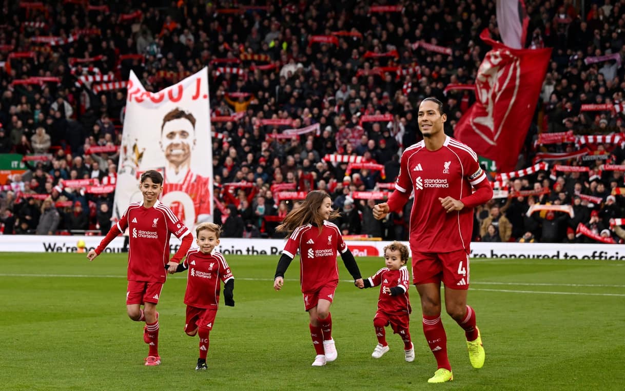 https://sport.sky.it/assets/images/91432e6017e18c4cbbf8ecd3d47f01c737944493/skysport/it/calcio/premier-league/2025/12/27/liverpool-wolverhampton-omaggio-diogo-jota-foto/liverpool_wolverhampton_jota_getty.jpg?im=Resize,width=1218