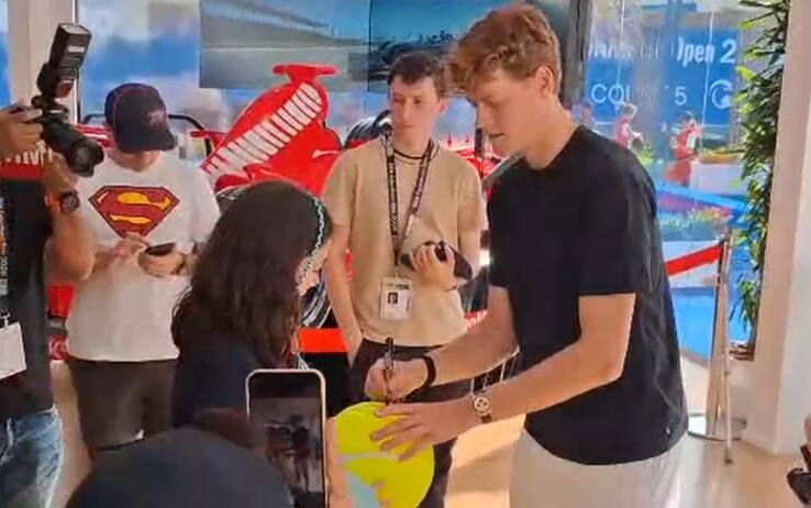 Sinner mania a Doha: selfie, autografi e sorrisi. VIDEO