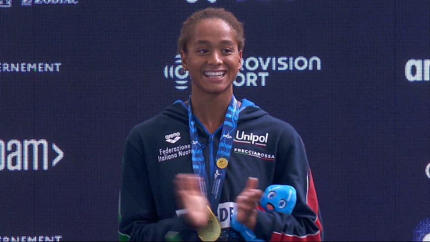 Sara Curtis medaglia d'oro nei 50 dorso: il VIDEO dell'inno