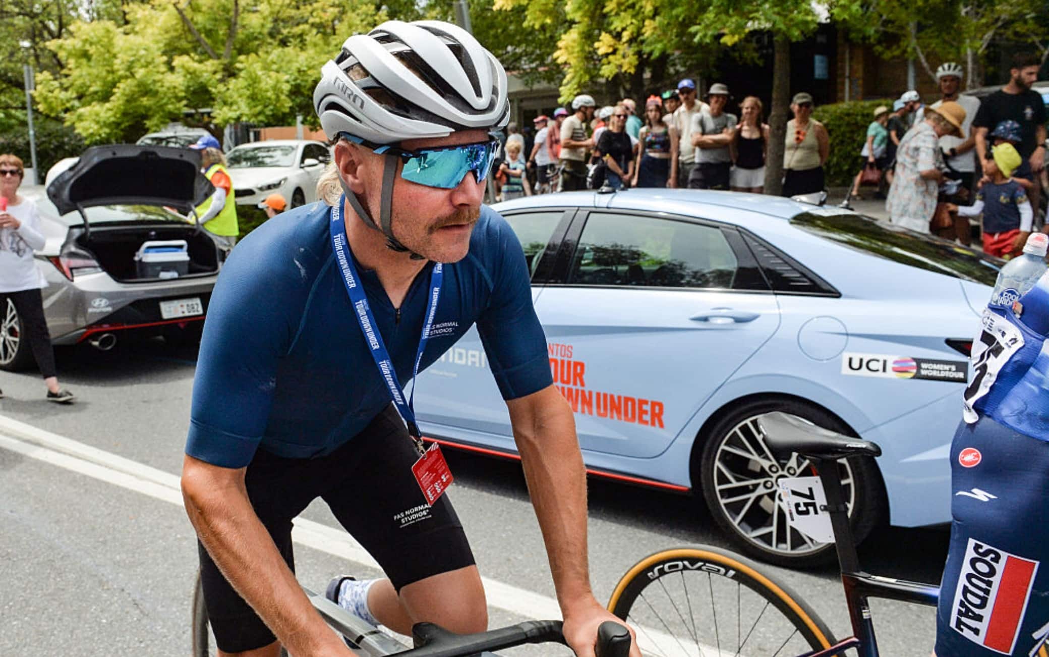 Bottas in bici gravel da Sepang a Singapore: il video del pilota Cadillac