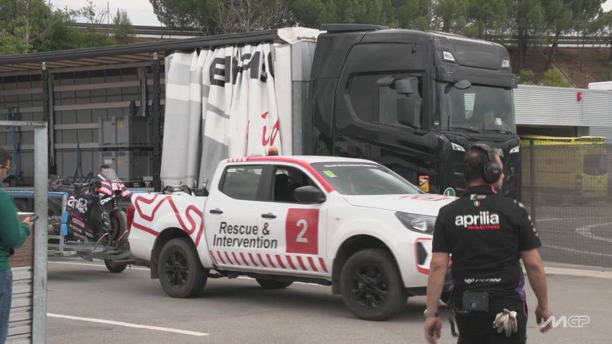 L'Aprilia di Martin torna al paddock dopo la caduta nei test