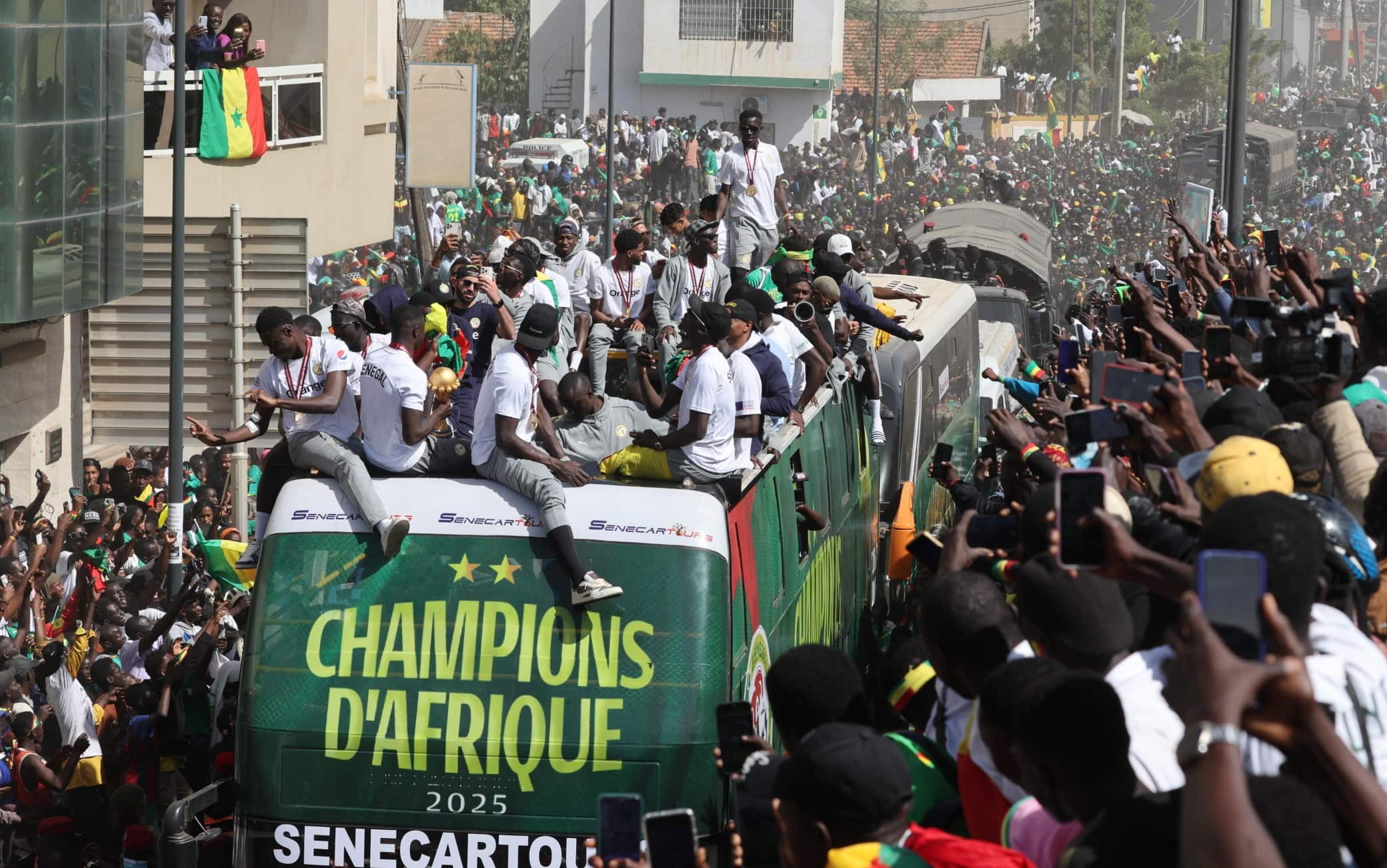 Coppa d'Africa al Senegal, grande festa a Dakar: le FOTO della parata sul bus scoperto