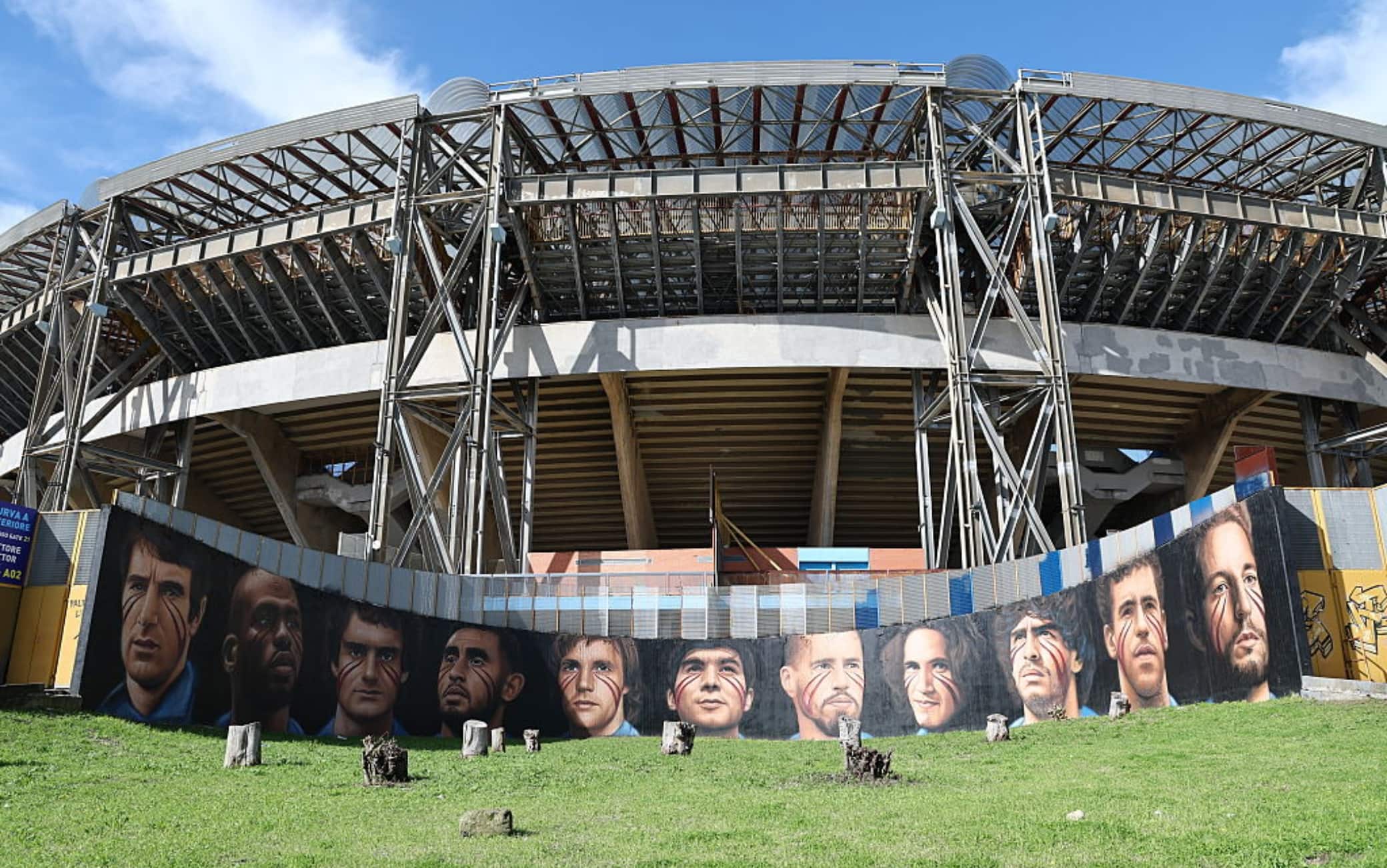 Napoli, inaugurato il murales allo stadio Maradona per celebrare i 100 anni