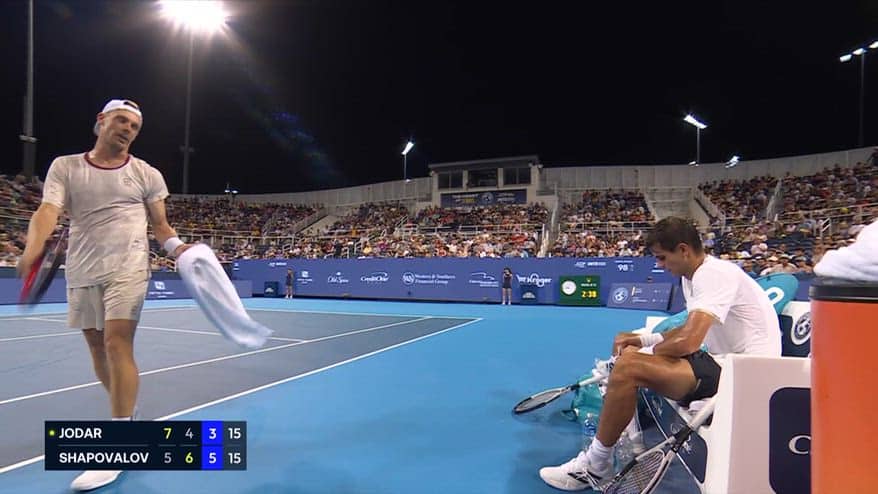 Jodar, si rompono i lacci e Shapovalov non la prende bene...