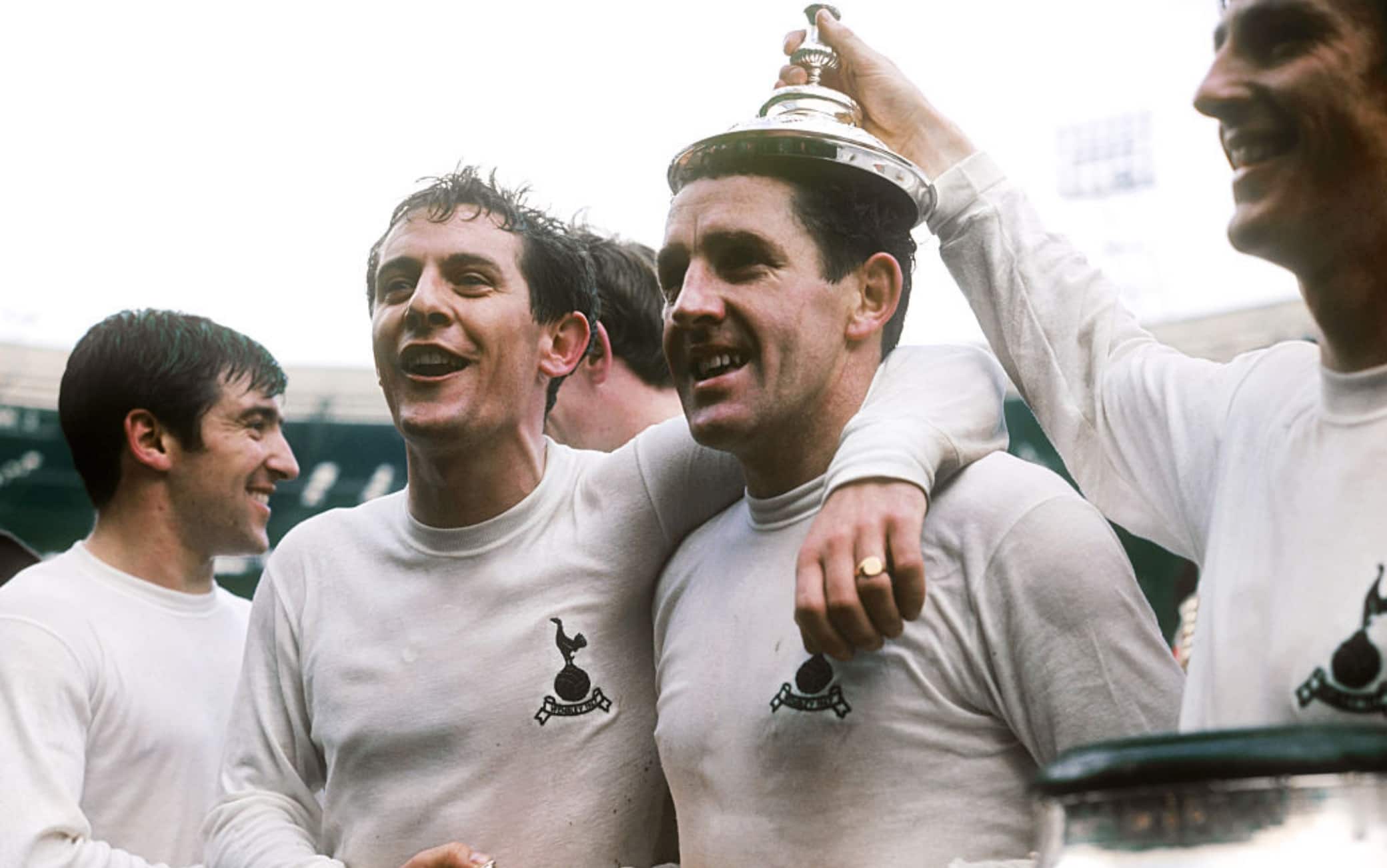 Terry Venables (il primo da sinistra) festeggia insieme ai compagni del Tottenham la vittoria dell'Fa Cup  